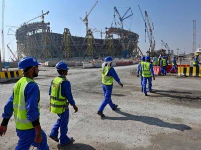 Migrantarbeiderne som bygger fotballbanene til VM i Qatar i 2022, opplever elendige arbeidsforhold. Titalls arbeidere har dødd, og flere hundre er skadd, som følge av jobben. Foto: Giuseppe Cacace/AFP/NTB.